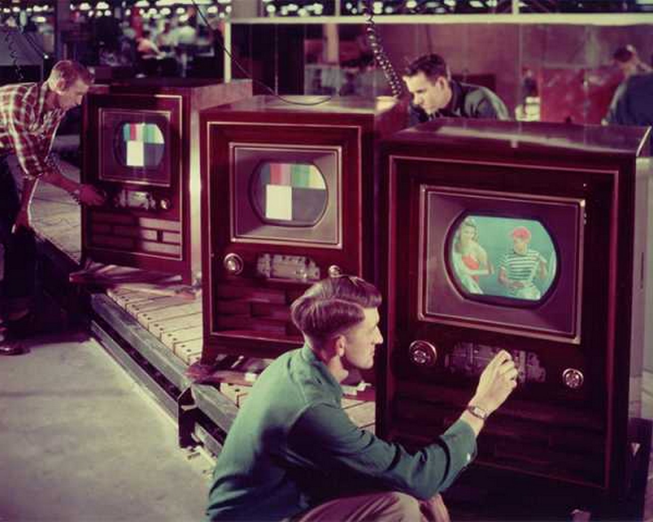 Телевизор знаешь. Первое цветное телевещание 1953 США. RCA CT-100 телевизор. Цветной телевизор Зворыкина. Телевизор 80е США.